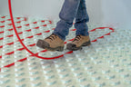 Panneau isolant Hydrofoam® en polystyrène expansé, avec système d’ancrage pour tubes de chauffage radiant.