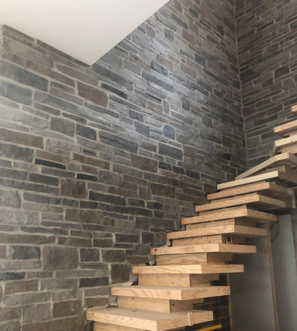 Pierre décorative en béton Ledge Cobble Stone avec aspect linéaire et rustique.