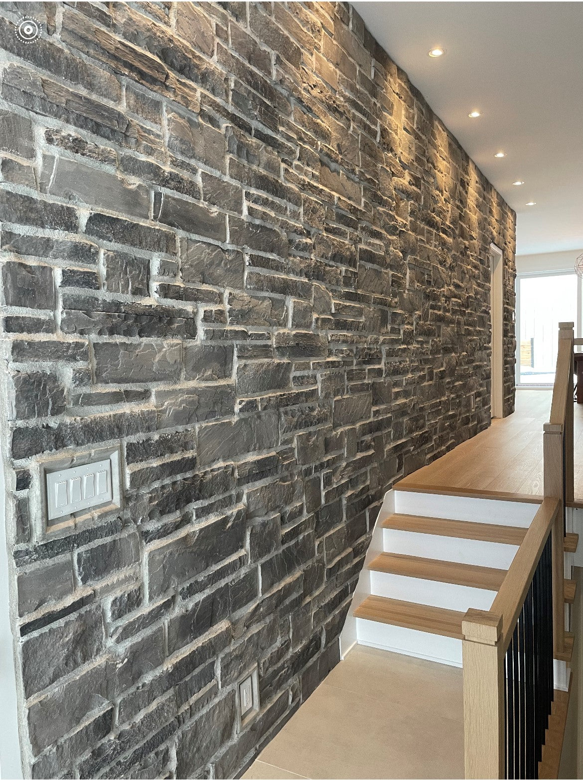 Pierre décorative Ledge Cobble Stone en béton, avec un mélange de textures linéaires et rustiques.