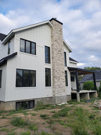 Pierre décorative en béton Ledge Cobble Stone avec aspect linéaire et rustique.