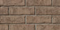 Mur de briques en terre cuite, avec des joints de mortier visibles, affichant une texture rugueuse et des nuances de brun.
