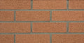 Mur en briques rouges avec joints gris, texture uniforme et disposition en rangées.