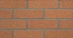 Mur en briques rouges avec joints gris, texture uniforme et disposition en rangées.