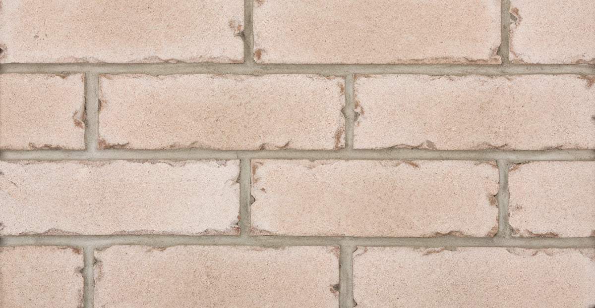 Mur de briques en argile, avec des joints de mortier clairs, texture lisse et uniforme.