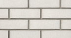 Mur de briques en argile, avec des joints de mortier visibles, affichant une texture et des nuances variées.