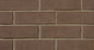 Mur en briques de couleur brun, avec des joints clairs entre les briques, texture uniforme et finition mate.