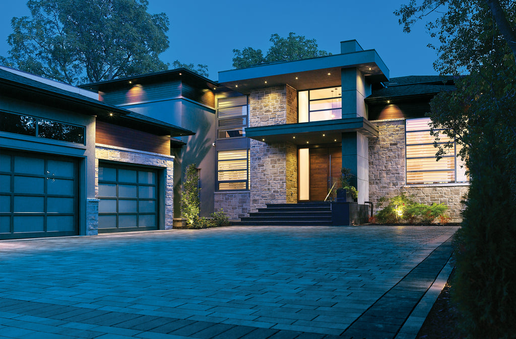 Façade en pierre texturée Pierre Lafitt® avec garage et allée.