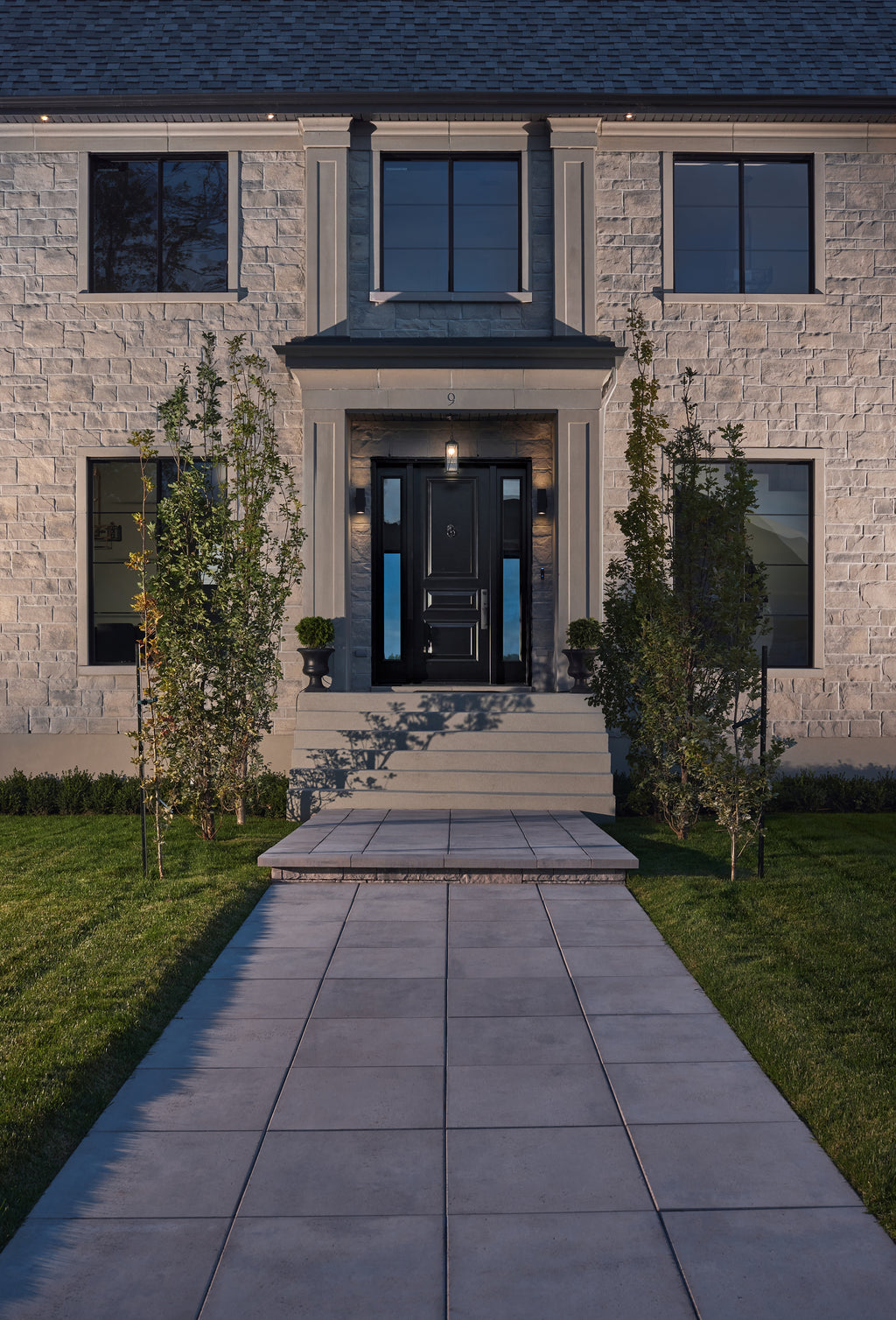 Façade d'une maison avec revêtement en pierre texturée Pierre Lafitt®.