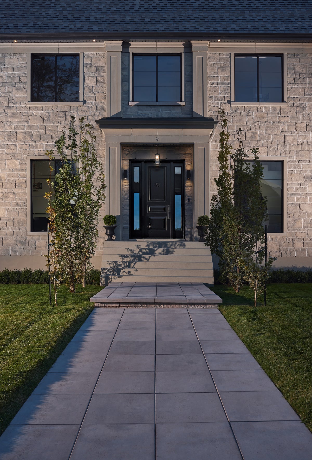 Façade d'une maison avec revêtement en pierre texturée Pierre Lafitt®.