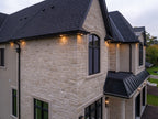 Mur en pierre texturée avec des nuances naturelles, blocs modulaires pour façades personnalisées.