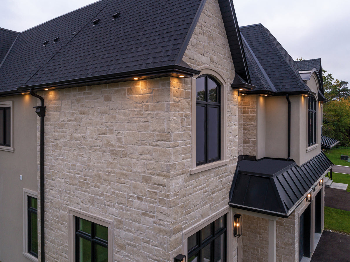 Mur en pierre texturée avec des nuances naturelles, blocs modulaires pour façades personnalisées.