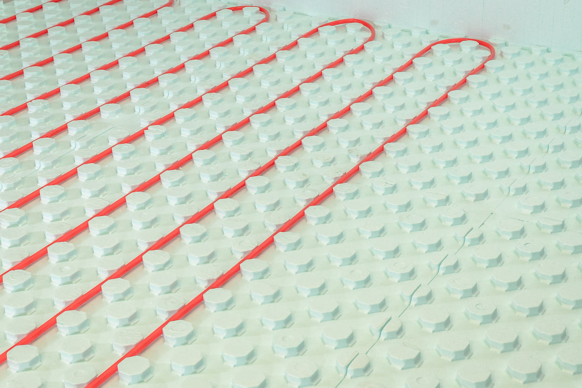 Panneau isolant Hydrofoam® en polystyrène expansé, avec motifs hexagonaux.