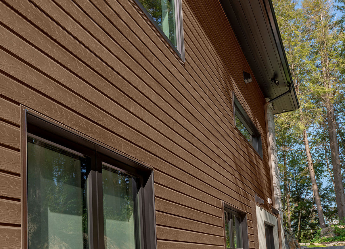 Revêtement en aluminium avec profilé texturé rappelant le bois naturel.