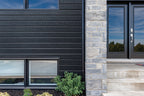 Revêtement en aluminium avec profilé texturé rappelant le bois naturel.