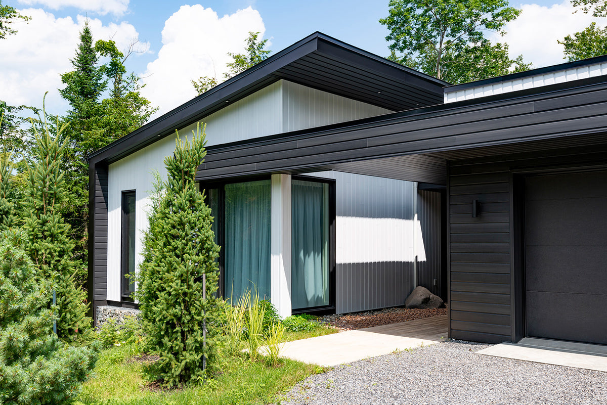 Revêtement extérieur en aluminium au profilé rainuré, idéal pour des styles classiques.