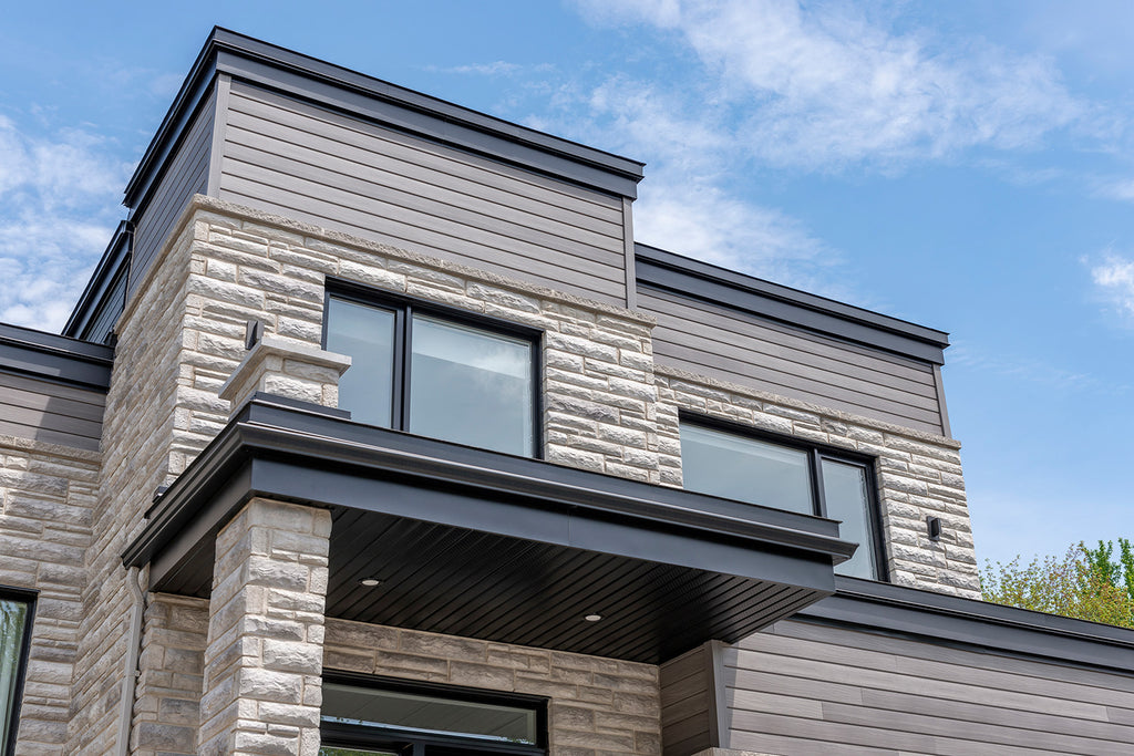 Revêtement d'aluminium Rialux avec profilé rainuré, idéal pour des projets intemporels.