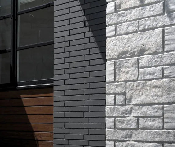 Mur en briques grises à surface lisse, dans un cadre moderne.
