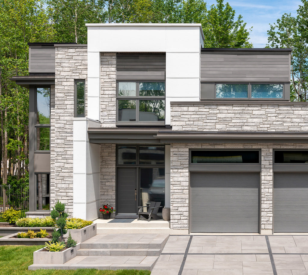 Pierre de béton grise avec texture légèrement ciselée, parfaite pour revêtement de façade.