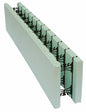 Panneaux isolants en polystyrène expansé avec supports en plastique, disposés en rangée, sur fond blanc.