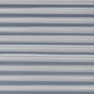 Panneau en métal ondulé de couleur gris clair avec des lignes horizontales régulières.