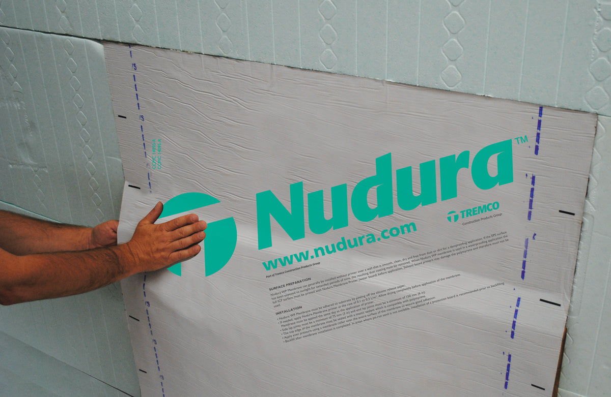 Membrane d’imperméabilisation Nudura en bitume modifié, montrant la surface et le logo.