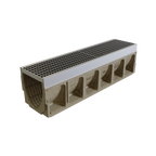 Caniveau en béton avec grille en métal, conçu pour le drainage, couleur beige et argentée, longueur standard.