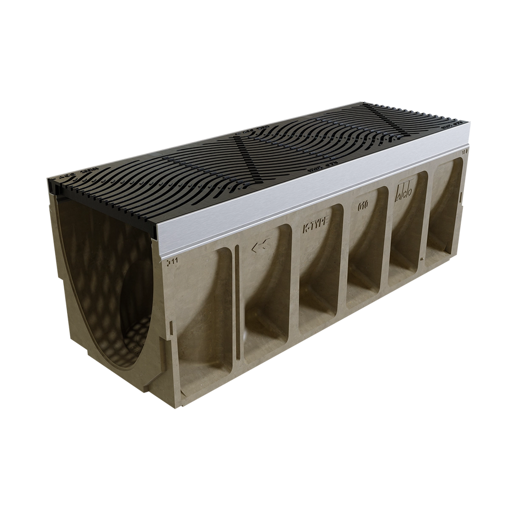 Caniveau en béton avec grille en métal, conçu pour le drainage, couleur beige.