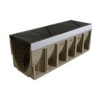 Caniveau en béton avec grille en métal, conçu pour le drainage, couleur beige.