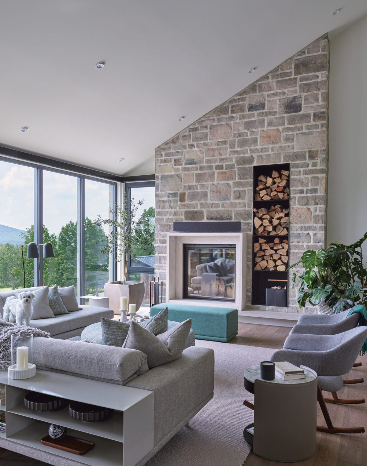Mur en pierre texturée avec des nuances naturelles, blocs modulaires pour façades personnalisées.