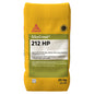 Sac de coulis SikaGrout 212 HP de 25 kg, couleur jaune, étiquette verte avec des informations sur le produit.
