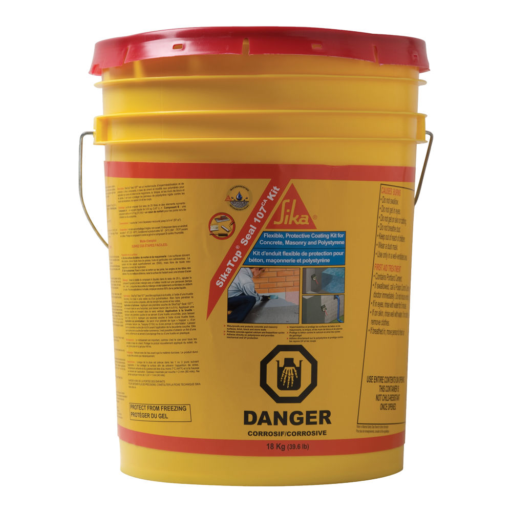 Seau jaune de 18 kg de SikaTop Seal-107, mortier de protection flexible et imperméable.