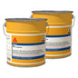 Deux seaux de colle époxy structurale Sika Sikadur 31 Hi-Mod Gel, couleur jaune, avec étiquettes détaillant les caractéristiques du produit.