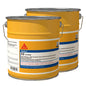 Seaux de peinture en métal contenant un revêtement époxy de protection et un adhésif, étiquetés Sika Sikadur 32 HI-Mod.