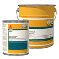 Enduit époxyde Sikafloor®-261 CA, seau de 3,78 L et pot de 18,9 L, finition lisse et couleur unie.