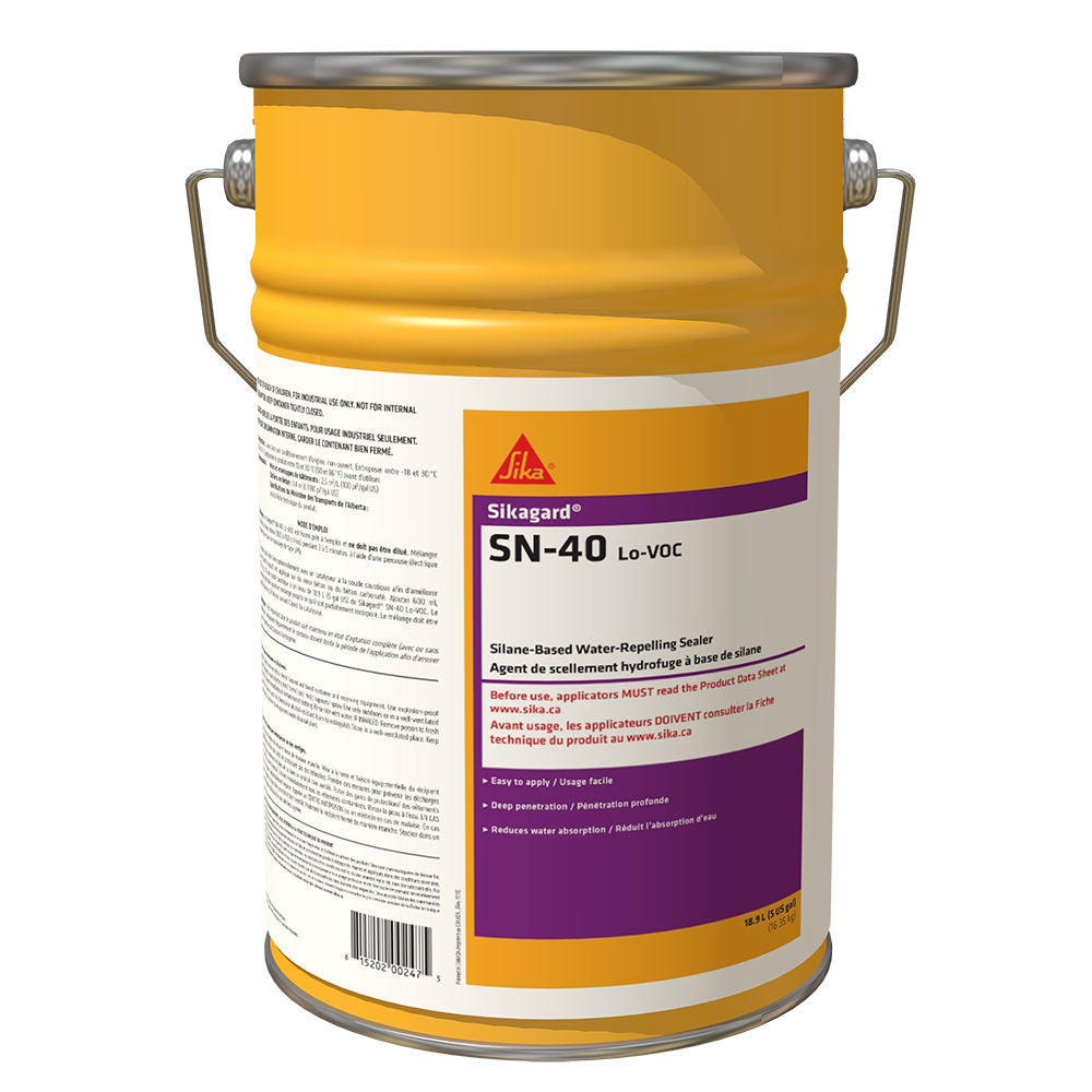 Scellant hydrofuge SikaCem® SN-40 Lo VOC, seau de 18 L, couleur jaune et violet.