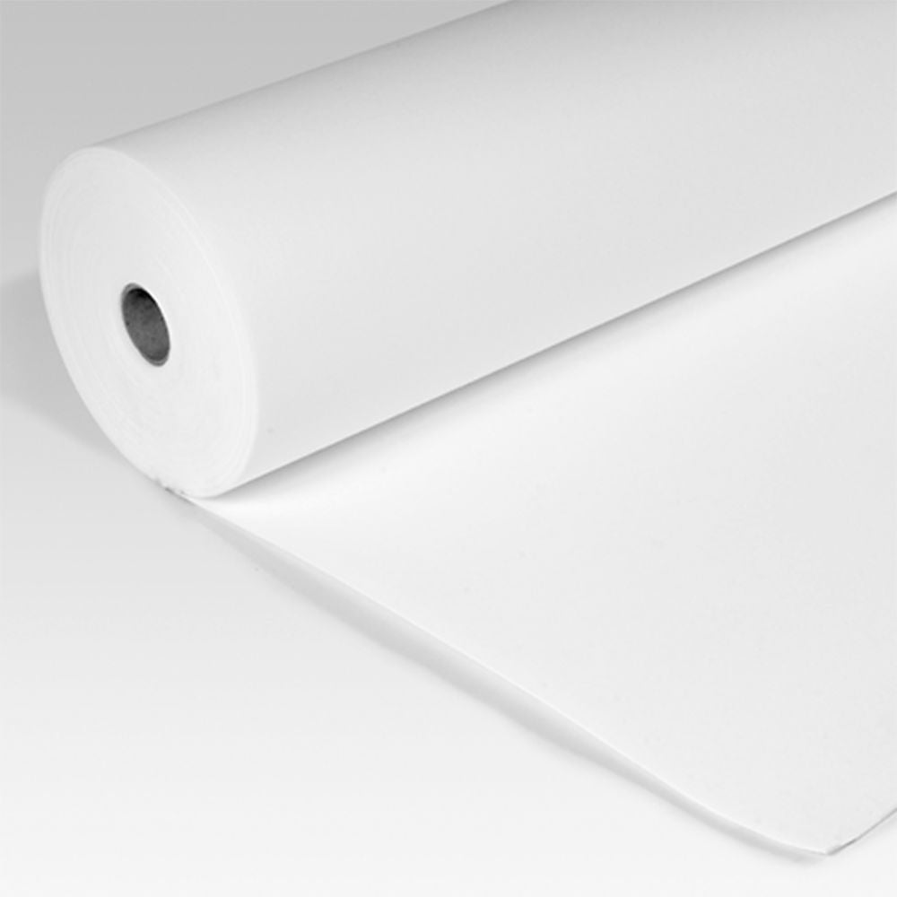 Rouleau de papier blanc, surface lisse, légèrement déroulé sur un fond gris clair.