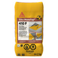 Sac de 22,7 kg de Sika MonoTop 410 F, produit de réparation pour surfaces, avec étiquette de danger en couleur jaune.