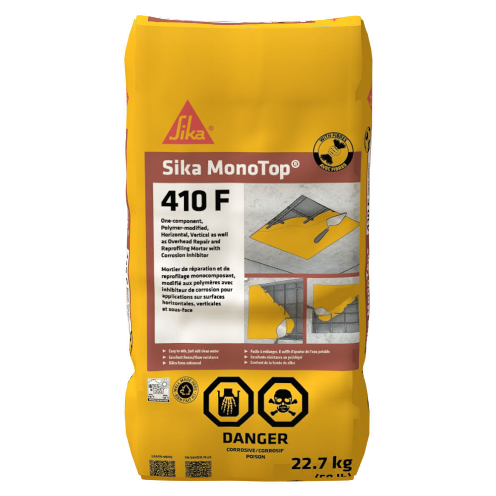 Sac de 22,7 kg de Sika MonoTop 410 F, produit de réparation pour surfaces, avec étiquette de danger en couleur jaune.