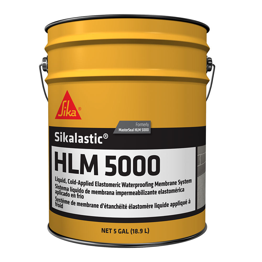 Seau jaune de 18,9 L de membrane imperméabilisante Sikalastic HLM 5000, avec étiquette et instructions.