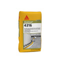 Sac de coulis SikaGrout 4316 de 50 lb, couleur jaune, utilisé pour des applications de maçonnerie et de construction.