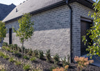 Brique Cinco Plus® grise avec un fini texturé, utilisée pour des murs extérieurs.