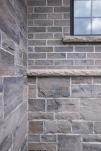 Brique de maçonnerie architecturale grise avec surface lisse et arêtes vives.