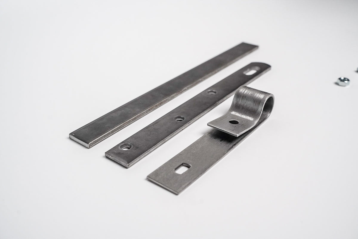 Tirants de coffrage rapides en acier, conçus pour assembler les panneaux de coffrage lors des travaux de bétonnage.
