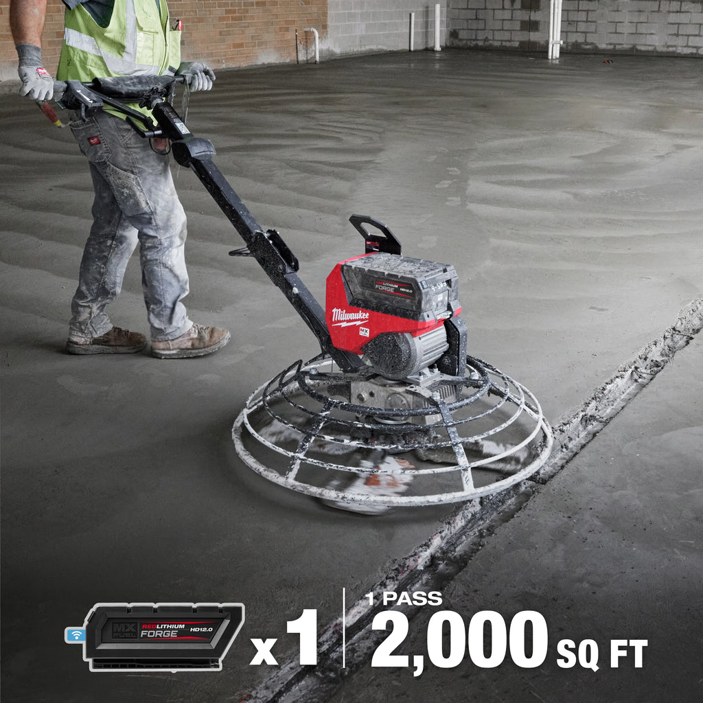 Outil de finition de béton, couleur rouge et noir, utilisé sur une surface de béton fraîche, avec un opérateur en vêtements de travail.