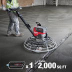 Outil de finition de béton, couleur rouge et noir, utilisé sur une surface de béton fraîche, avec un opérateur en vêtements de travail.