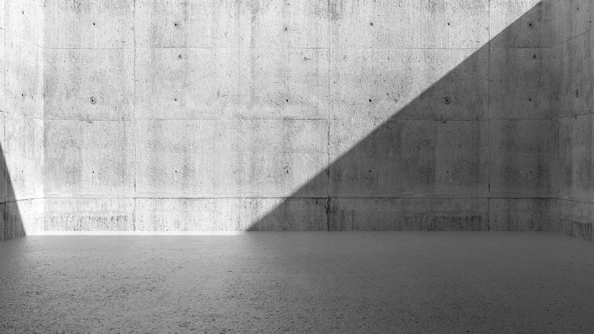 mur en béton gris avec ombre diagonale, sol en béton lisse, espace vide et minimaliste.