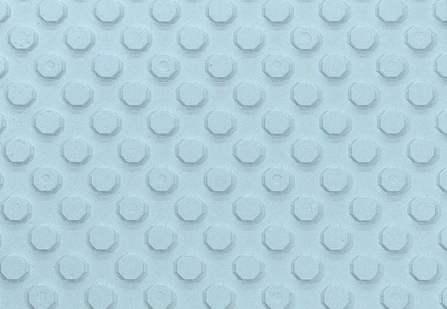 Panneau isolant Hydrofoam® en polystyrène expansé, avec système d’ancrage pour tubes de chauffage radiant.