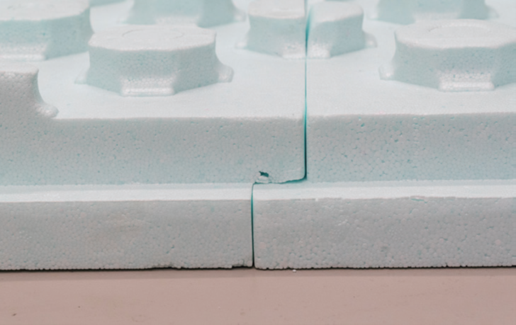 Panneau isolant Hydrofoam® en polystyrène expansé, montrant des motifs hexagonaux.