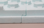 Panneau isolant Hydrofoam® en polystyrène expansé, montrant des motifs hexagonaux.