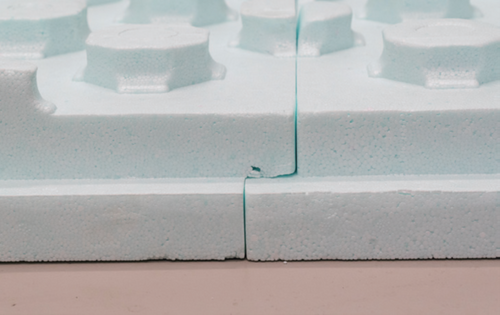 Panneau isolant Hydrofoam® en polystyrène expansé, montrant des motifs hexagonaux.